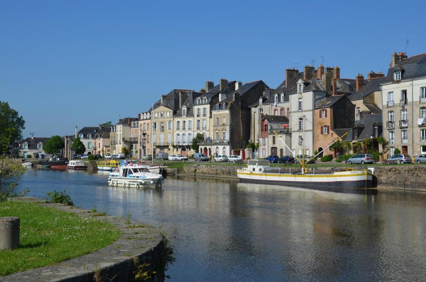 Spacieux T3 Lumineux Dans Quartier Historique Avec Wifi Redon Esterno foto